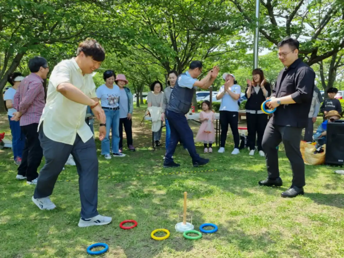 봄 야외예배 사진 3번째