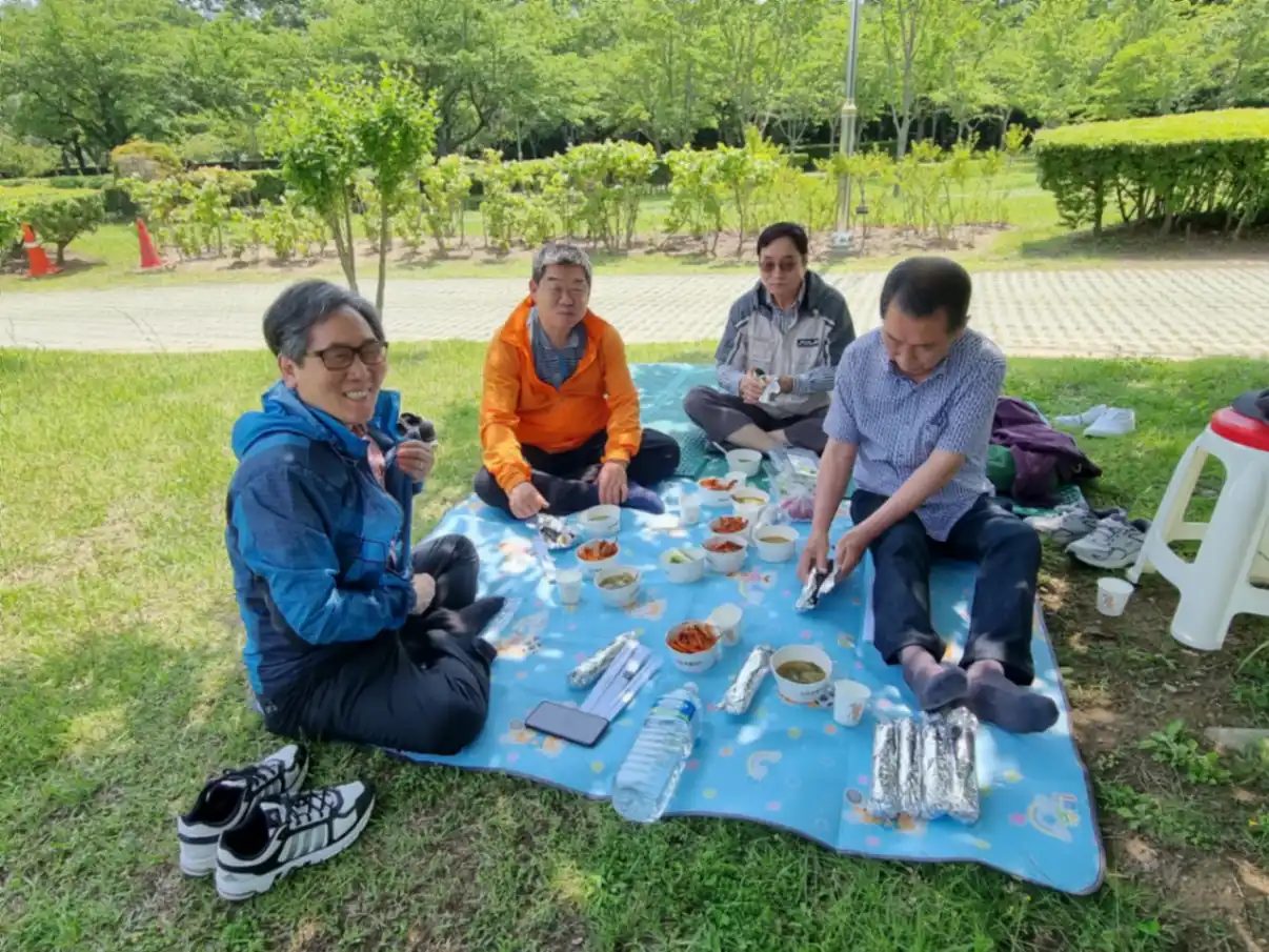 봄 야외예배 사진 7번째