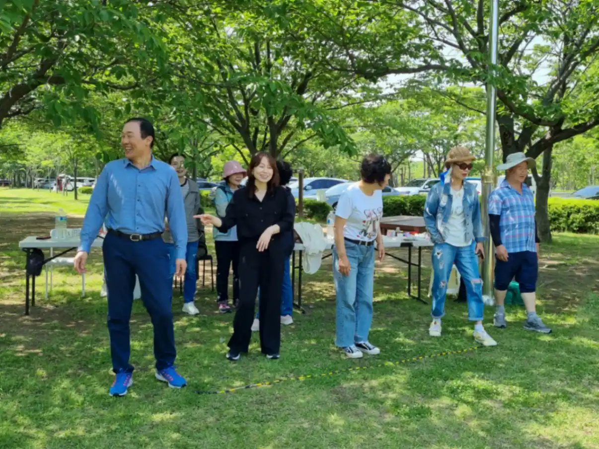 봄 야외예배 사진 2번째